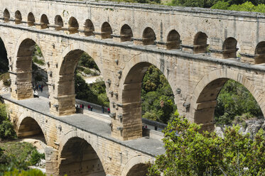 Frankreich, Languedoc Roussillon, Gard, Blick auf den Pont du Gard - JBF000099