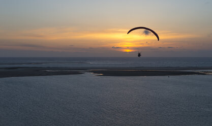 Frankreich, Aquitanien, Gironde, Pyla sur Mer, Dune du Pilat, Gleitschirmflieger über dem Atlantik bei Sonnenuntergang - JB000107