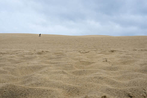 Frankreich, Aquitanien, Gironde, Pyla sur Mer, Dune du Pilat, laufender Junge auf einer wüstenartigen Sanddüne - JBF000139