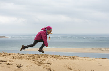 Frankreich, Aquitanien, Gironde, Pyla sur Mer, Dune du Pilat, springendes Mädchen auf Sanddüne - JBF000140