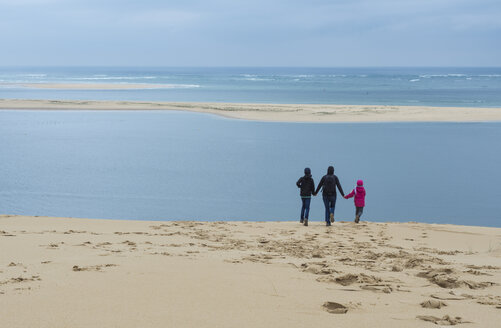 Frankreich, Aquitanien, Gironde, Pyla sur Mer, Dune du Pilat, laufende Mutter mit zwei Kindern auf Sanddüne - JBF000142