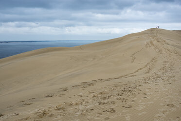 France, Aquitaine, Gironde, Pyla sur Mer, Dune du Pilat, mother and daughter walking on sand dune - JBF000143