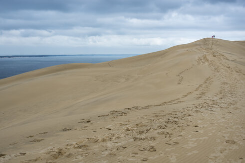 Frankreich, Aquitanien, Gironde, Pyla sur Mer, Dune du Pilat, Mutter und Tochter wandern auf einer Sanddüne - JBF000143