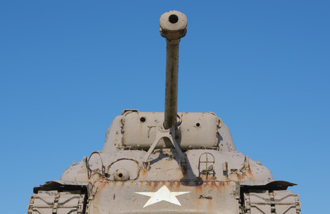 Frankreich, Normandie, Manche, Sainte Marie du Mont, Utah Beach US Sherman-Panzer gegen blauen Himmel, lizenzfreies Stockfoto