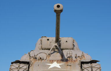 Frankreich, Normandie, Manche, Sainte Marie du Mont, Utah Beach US Sherman-Panzer gegen blauen Himmel - JBF000112