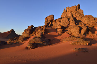 Algerien, Sahara, Tassili N'Ajjer National Park, Tassili Tadrart, Felsen und Sanddünen am Kessel - ES001166