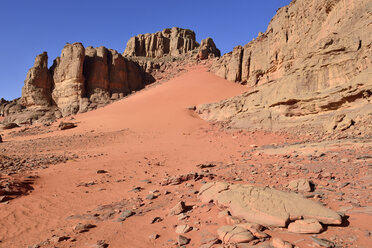 Algerien, Sahara, Tassili N'Ajjer National Park, Tassili Tadrart, Felsen und Sanddünen am Kessel - ES001168