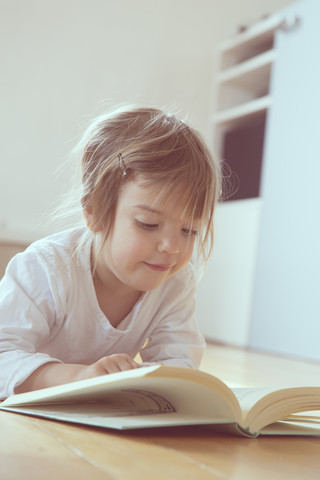 Porträt eines kleinen Mädchens mit Buch, lizenzfreies Stockfoto