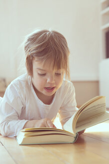 Porträt eines kleinen Mädchens mit Buch - LVF001344