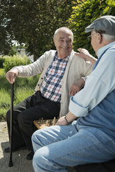 Porträt eines glücklichen alten Mannes, der sich mit seinem Freund amüsiert - UUF000738