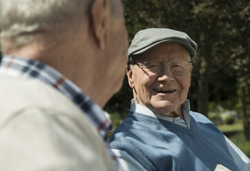 Porträt eines glücklichen alten Mannes, der sich mit seinem Freund amüsiert - UUF000677
