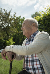 Porträt eines glücklichen alten Mannes mit Spazierstock - UUF000687