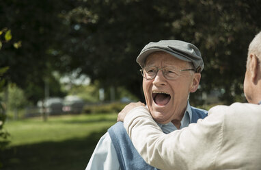 Porträt eines glücklichen alten Mannes, der sich mit seinem Freund amüsiert - UUF000694