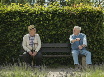 Deutschland, Worms, Zwei alte Freunde sitzen auf einer Bank im Park - UUF000695