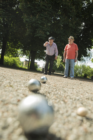 Zwei alte Freunde spielen Boule im Park, lizenzfreies Stockfoto