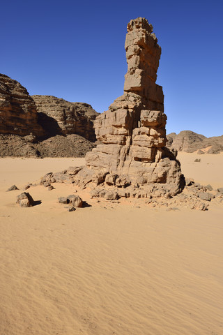 Afrika, Algerien, Sahara, Tassili N'Ajjer Nationalpark, Tadrart, Felsenlandschaft im Immouroudengebiet, lizenzfreies Stockfoto