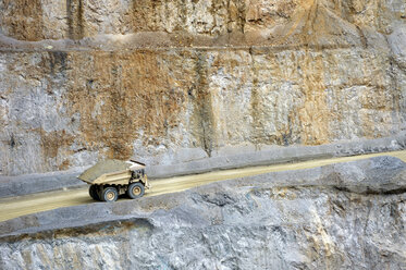 Südamerika, Peru, Region Cajamarca, Cajamarca, Goldmine Yanacocha, Lastwagen - FLK000223