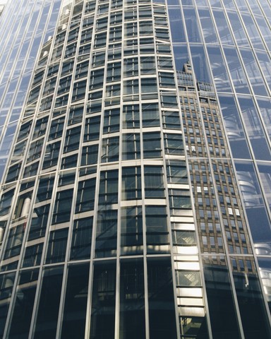 Niederlande, Amsterdam, Bürogebäude, die sich in der Glasfassade einer modernen Wohnung spiegeln,, lizenzfreies Stockfoto