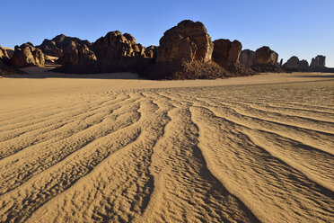 Afrika, Algerien, Sahara, Tassili N'Ajjer National Park, Sanddünen und Felsformationen bei Tikobaouine - ES001174