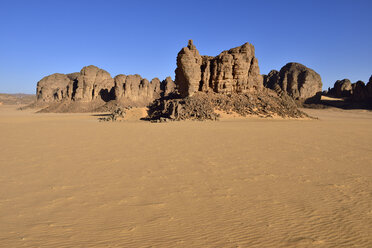 Afrika, Algerien, Sahara, Tassili N'Ajjer National Park, Sanddünen und Felsformationen bei Tikobaouine - ES001176
