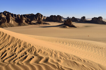 Afrika, Algerien, Sahara, Tassili N'Ajjer National Park, Sanddünen und Felsformationen bei Tikobaouine, Eine Frau in der Wüste - ES001177