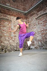 Frau im Sportkleid tanzt Zumba oder Aerobic im Fitnessstudio - VTF000264