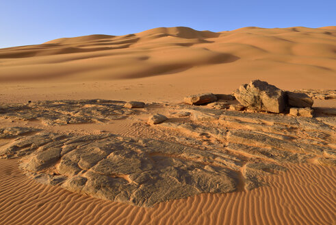 Afrika, Algerien, Sahara, Tassili N'Ajjer National Park, Tadrart, Felsen und Sanddünen am Oued In Djerane - ES001179