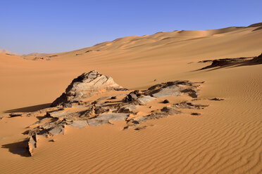 Afrika, Algerien, Sahara, Tassili N'Ajjer National Park, Tadrart, Felsen und Sanddünen am Oued In Djerane - ES001180