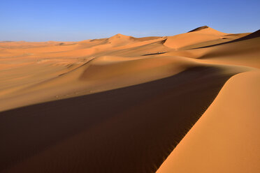 Africa, Algeria, Sahara, Tassili N'Ajjer National Park, View of sand dunes of Tehak - ES001182