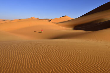 Africa, Algeria, Sahara, Tassili N'Ajjer National Park, Sand dunes of Tehak, One woman in the desert - ES001183