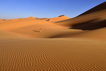 Afrika, Algerien, Sahara, Tassili N'Ajjer National Park, Sanddünen von Tehak, Eine Frau in der Wüste - ES001183