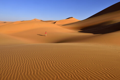 Africa, Algeria, Sahara, Tassili N'Ajjer National Park, Sand dunes of Tehak, One woman in the desert - ES001183