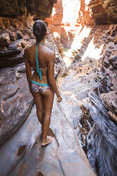 Australien, Westaustralien, Karijini-Nationalpark, Hancock-Schlucht, Frau in Schlucht stehend, Rückansicht - MBEF001018