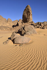 Afrika, Algerien, Sahara, Tassili N'Ajjer National Park, Sanddünen und Felsformationen bei Tikobaouine - ES001185