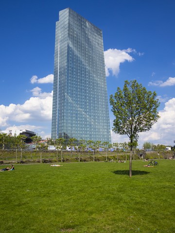 Deutschland, Hessen, Frankfurt, neues Gebäude der Europäischen Zentralbank mit Park im Vordergrund, lizenzfreies Stockfoto