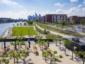 Deutschland, Hessen, Frankfurt, Blick auf Skyline mit neuem Park und Biergarten im Vordergrund - AMF002313