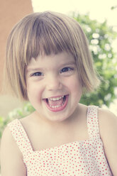 Porträt eines lachenden kleinen Mädchens - LVF001353