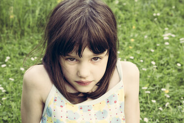 Porträt eines kleinen Mädchens mit Schmollmund - LVF001360