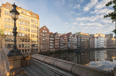 Deutschland, Hamburg, Nikolaifleet bei Sonnenaufgang, lizenzfreies Stockfoto