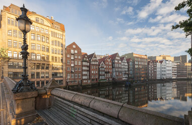 Deutschland, Hamburg, Nikolaifleet bei Sonnenaufgang - RJF000173