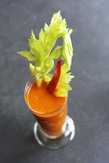 Gazpacho aus roter Paprika und Orange mit Sellerie und Mais - HAWF000235