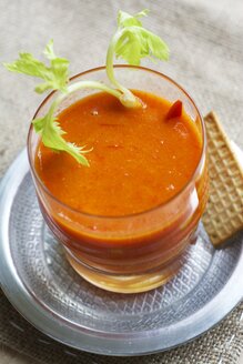Gazpacho aus roter Paprika und Orange mit Sellerie und Mais - HAWF000236