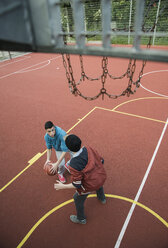 Zwei Jungen spielen Basketball - UUF000767