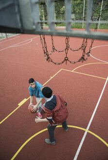 Zwei Jungen spielen Basketball - UUF000767