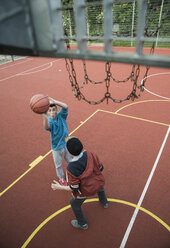 Zwei Jungen spielen Basketball - UUF000768