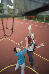 Zwei Jungen spielen Basketball - UUF000770