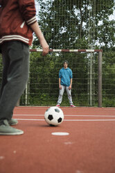 Zwei Jungen spielen Fußball - UUF000781