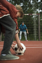 Zwei Jungen spielen Fußball - UUF000782