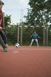 Zwei Jungen spielen Fußball - UUF000785
