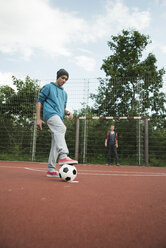 Zwei Jungen spielen Fußball - UUF000786